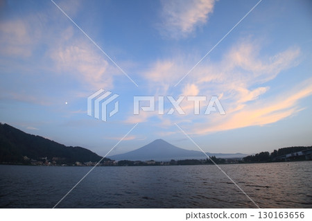 從河口湖眺望夕陽映照下的富士山 從河口湖眺望夕陽映照下的富士山 130163656