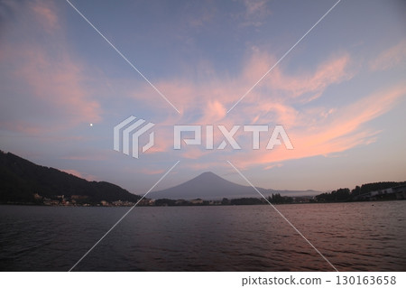 在夕陽下沾染的一座山 130163658