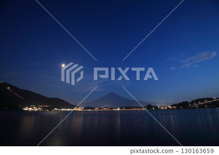 夜晚的富士山被月光照亮 130163659