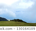 一座山上覆蓋著雲層 130164109