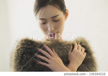 穿皮草的女人 130164210