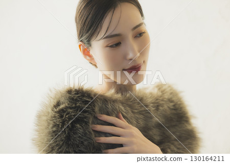 穿皮草的女人 130164211
