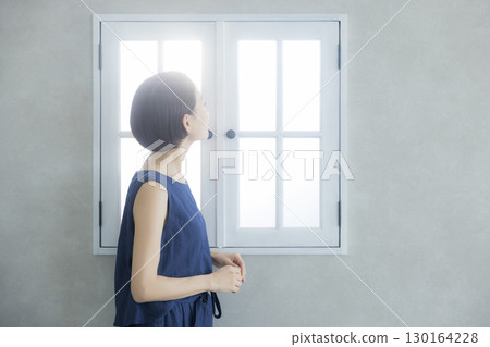 一個女人站在窗邊 130164228