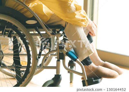 輪椅的資深婦女 130164452