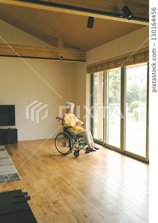 輪椅的資深婦女 130164456
