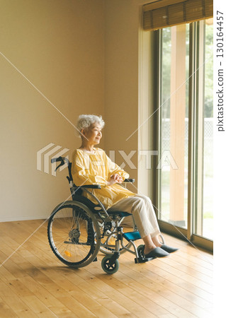 輪椅的資深婦女 130164457
