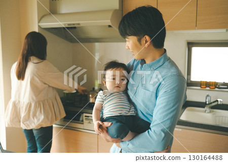 擁抱 育兒 家庭 130164488