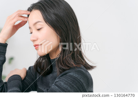 女性穿著針織服裝的美 女性穿著針織服裝的美 130164770