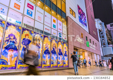 日本東京城市景觀。即使深夜,秋葉原仍然擠滿了年輕人和外國遊客。 =晚上 7:55。 日本東京城市景觀。即使深夜,秋葉原仍然擠滿了年輕人和外國遊客。 =晚上 7:55。 130164852