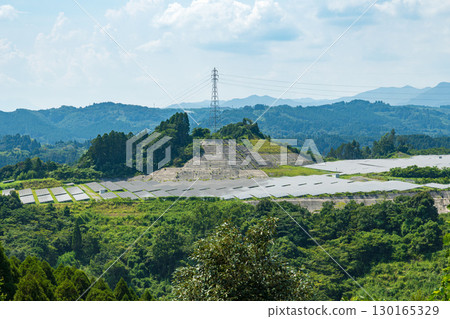 被森林包圍的太陽能發電設施和電線的景色 130165329