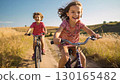 外國小朋友騎著腳踏車穿越草原 130165482