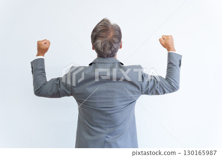 打膽量姿勢的資深商人 130165987
