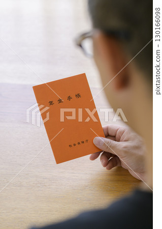 一名男子正在看他的退休金簿 130166098