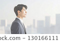 一位商人凝視遠方，背景是城市景觀 130166111