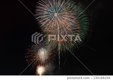 大型煙花在夜空中盛開 130166204