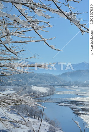 新潟縣長岡市越後市牛島和信濃川的冬季風景，越後三山 130167629