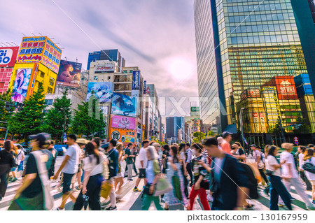 日本東京城市景觀：酷熱難耐…秋葉原擠滿了年輕人和外國遊客（主要是外國遊客）=17日 130167959