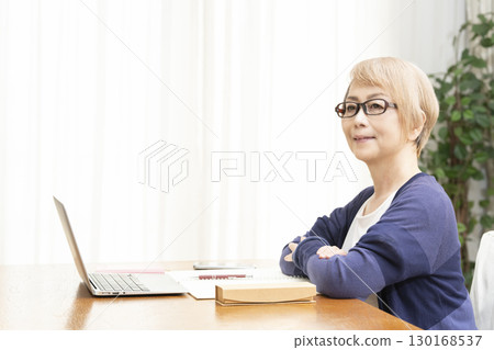 操作計算機的一位資深婦女 130168537