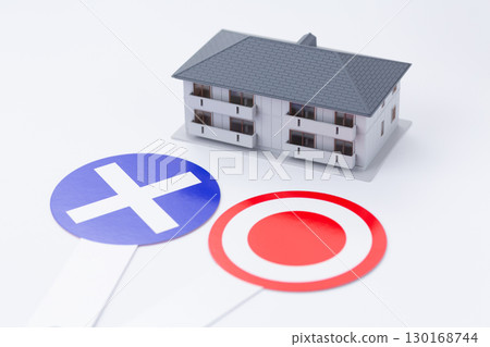 公寓模型和圓板和十字板 130168744