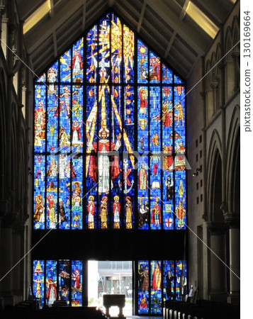 適用於婚禮、廣告和其他用途的各種商業設計材料，包括大教堂正宗彩色玻璃的神聖光芒。 130169664