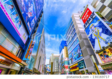 日本東京城市景觀：極熱的天氣......（年輕人和外國遊客熙熙攘攘）俯瞰秋葉原等地區=17日 130169717