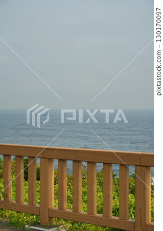 A park overlooking the sea 130170097