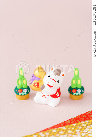 馬年賀年卡素材｜馬牽金葫蘆 130170281