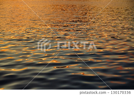 被夕陽染紅的水面 被夕陽染紅的水面 130170336