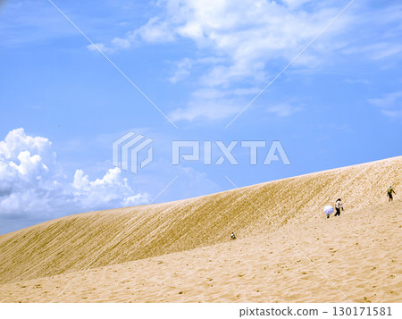 【鳥取沙丘】攀登沙丘的人與藍天 130171581