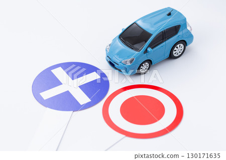 Cars and round plates 130171635