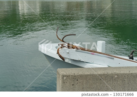 一艘船停泊在漁港 130171666