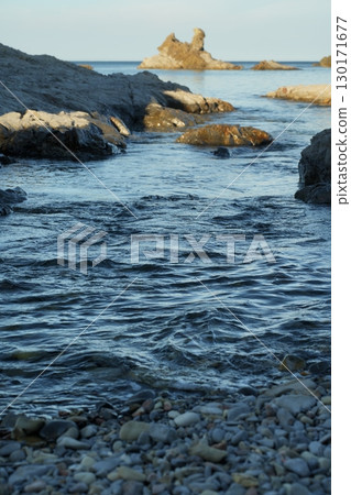 衝擊岩石的波浪 130171677