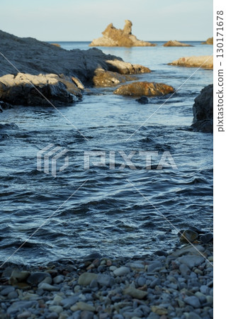 衝擊岩石的波浪 130171678