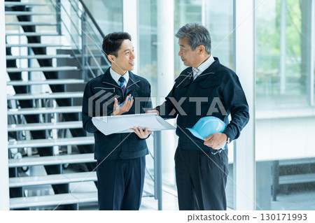 穿著工作服的商人在現場開會 穿著工作服的商人在現場開會 130171993