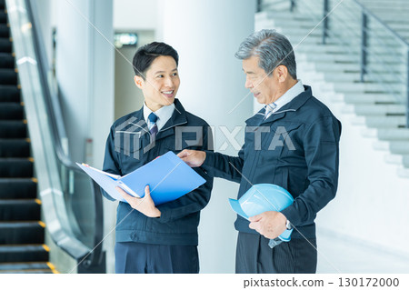 穿著工作服的商人在現場開會 130172000