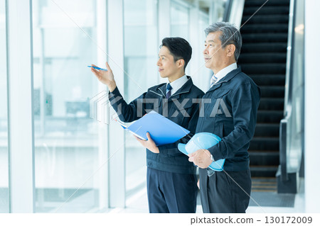 穿著工作服的商人在現場開會 130172009