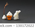 黑色背景羊毛氈兔賞月 130172022