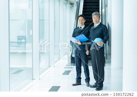 穿著工作服的商人在現場開會 穿著工作服的商人在現場開會 130172262