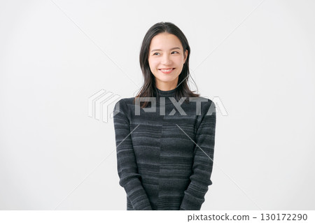 身穿黑色針織衫的女士 身穿黑色針織衫的女士 130172290