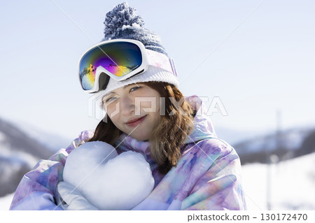 欣賞雪山的可愛女人 130172470