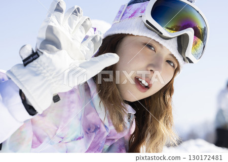 享受雪景的可愛女人 130172481