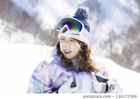 享受雪景的可愛女人 130172569