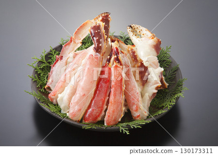 Assorted raw king crab 130173311