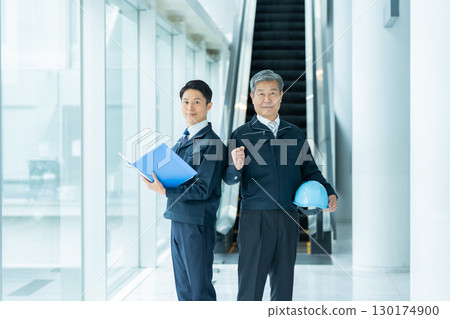 穿著工作服的商人在現場開會 穿著工作服的商人在現場開會 130174900