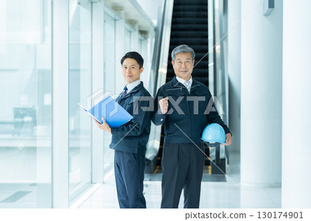 穿著工作服的商人在現場開會 穿著工作服的商人在現場開會 130174901