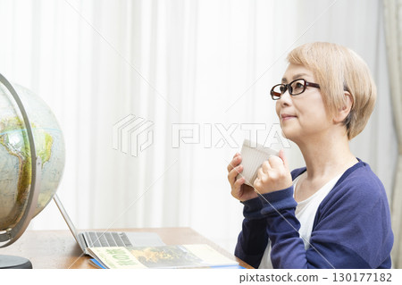 期待計劃旅行的資深女性 130177182