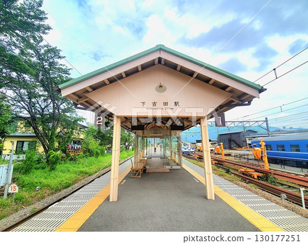 Shimoyoshida Station platform at the foot of Mount Fuji 130177251