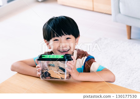 一個男孩正在觀察一隻鍬形蟲 130177530