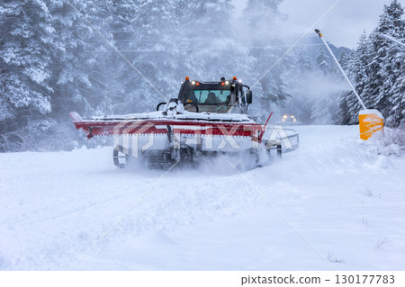 Snow groomer ratrack machine, ski slope Snow groomer ratrack machine, ski slope 130177783