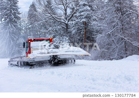 Snow groomer ratrack machine, ski slope Snow groomer ratrack machine, ski slope 130177784